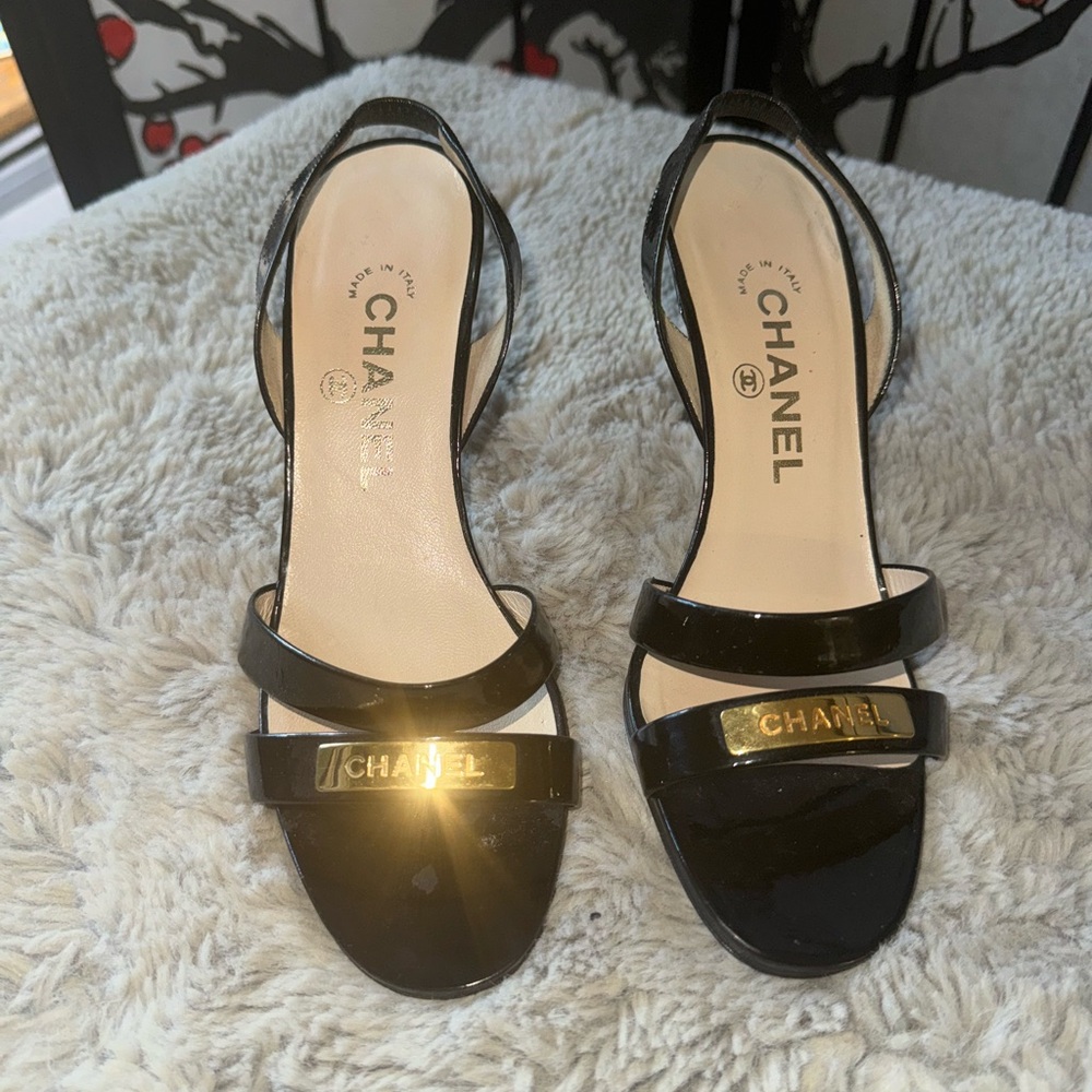 AUTH CHANEL black patent leather gold slingback kitten heel open toe 37.5/ US 7